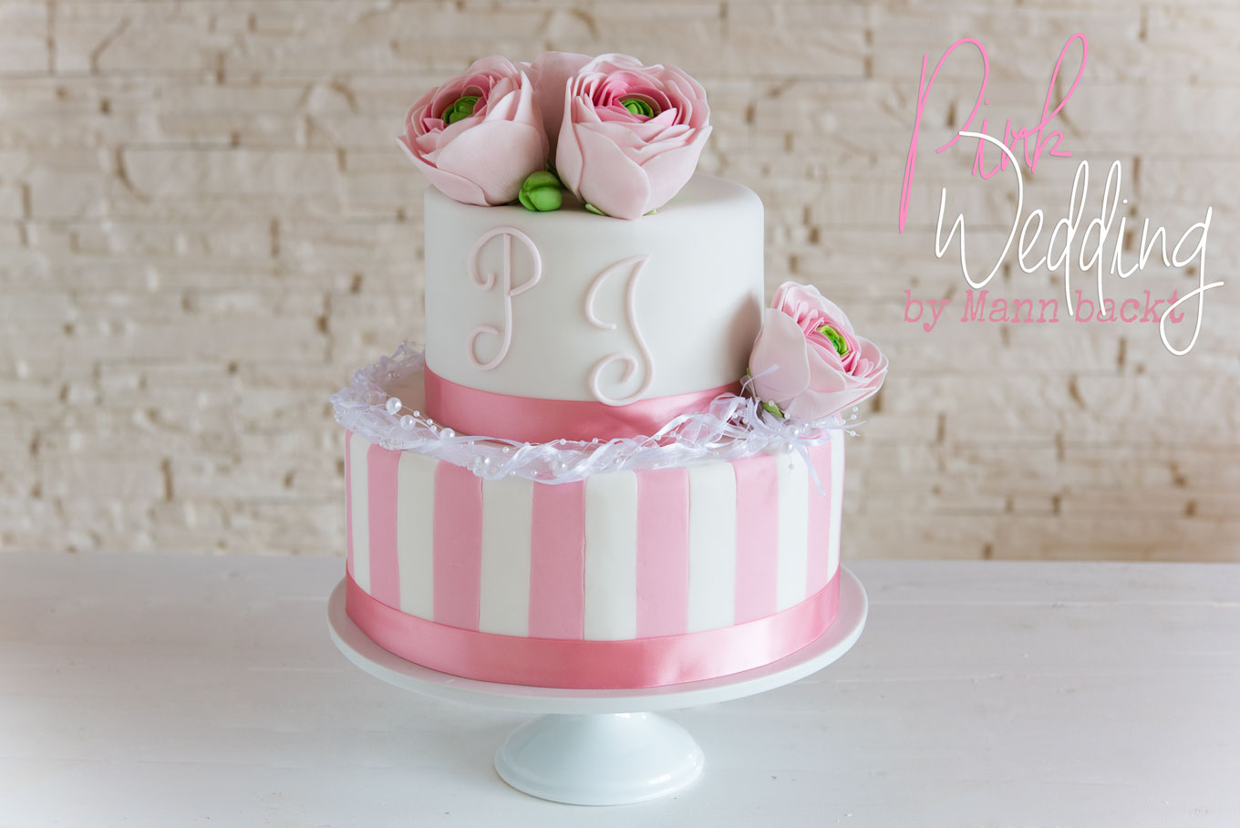 Mann-backt-Wedding-cake-Hochzeitstorte-Pink-Streifen-Ranunkel-Sugar-Art
