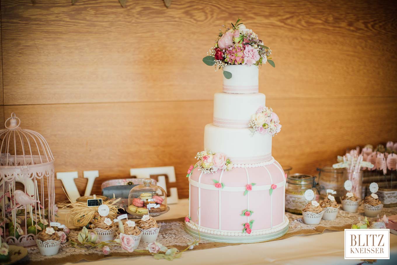 Copyright @Blitzkneisser.com Wedding Cake Hochzeitstorte Mann backt Vintage echte Blumen (1 von 16)