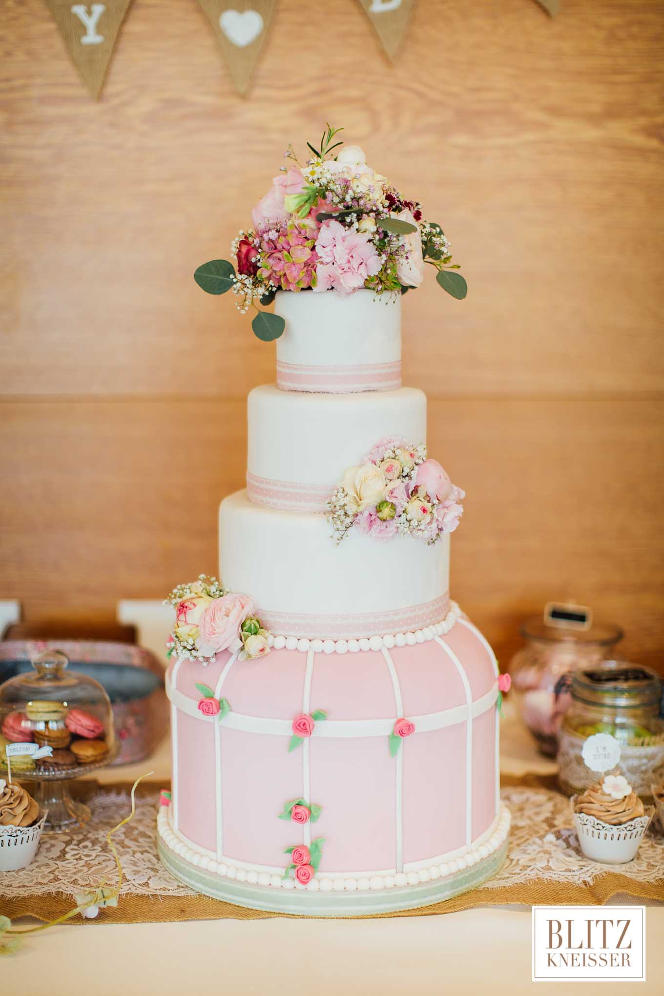 Copyright @Blitzkneisser.com Wedding Cake Hochzeitstorte Mann backt Vintage echte Blumen (15 von 16)