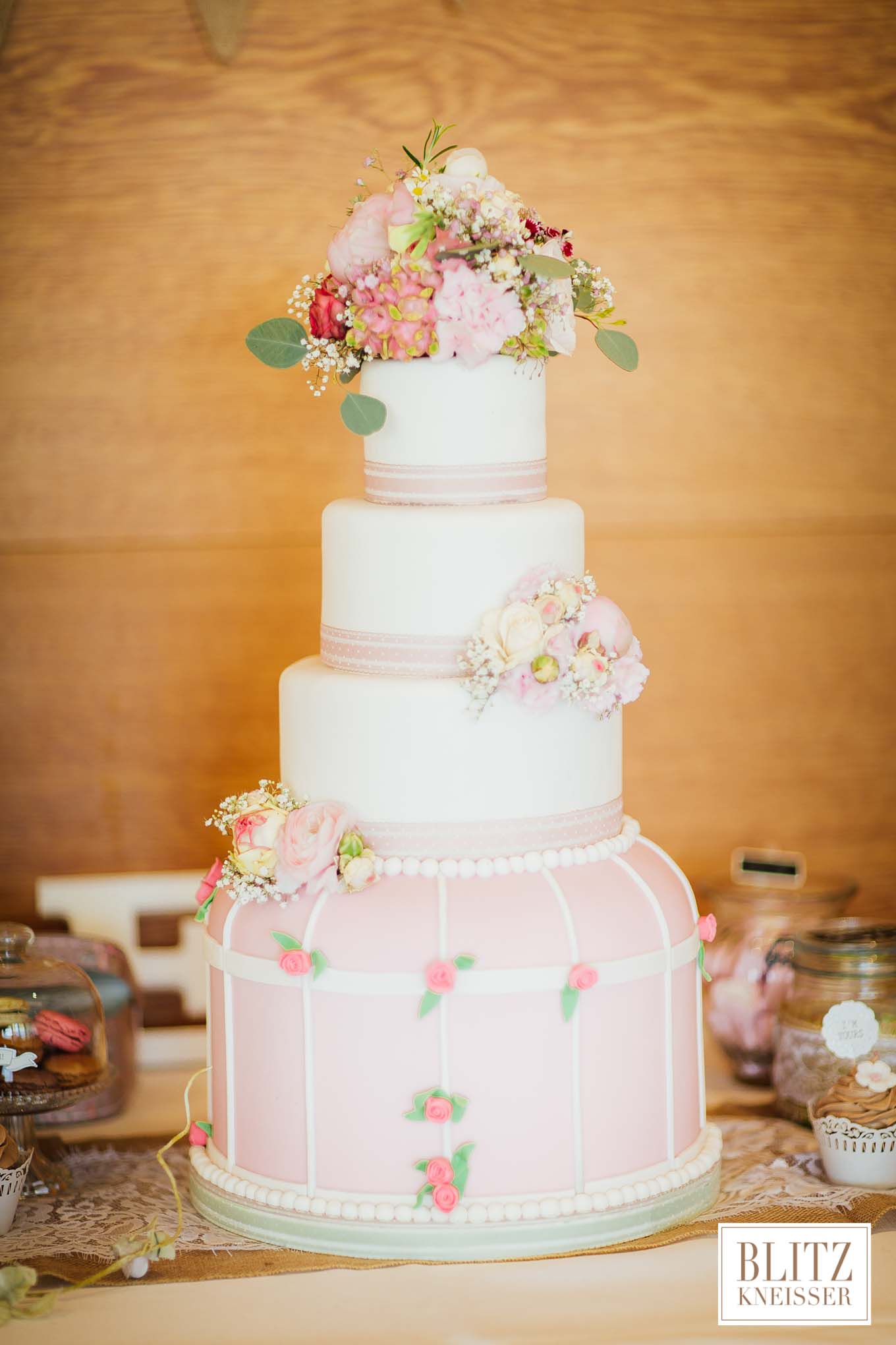 Copyright @Blitzkneisser.com Wedding Cake Hochzeitstorte Mann backt Vintage echte Blumen (4 von 16)