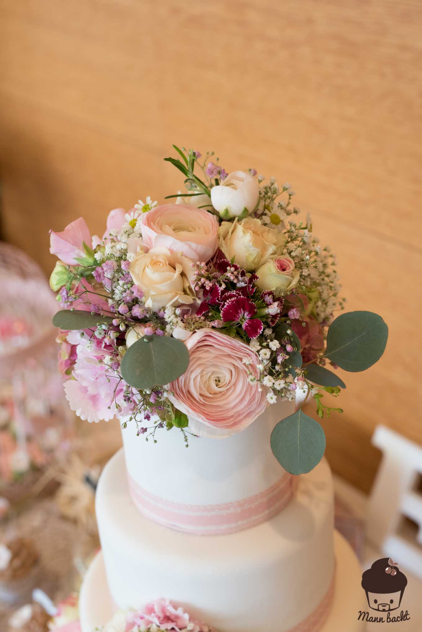 Wedding Cake Hochzeitstorte Mann backt Vintage echte Blumen (7 von 7)