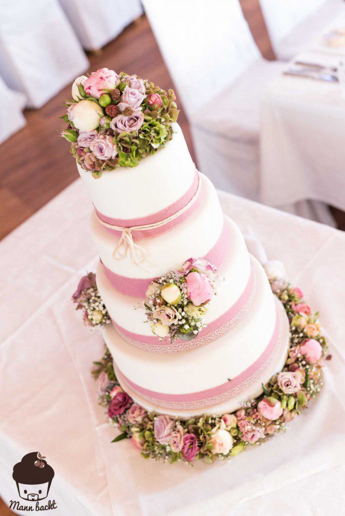 Wedding Cake Hochzeitstorte Mann backt Vintage echte Blumen (5 von 7)