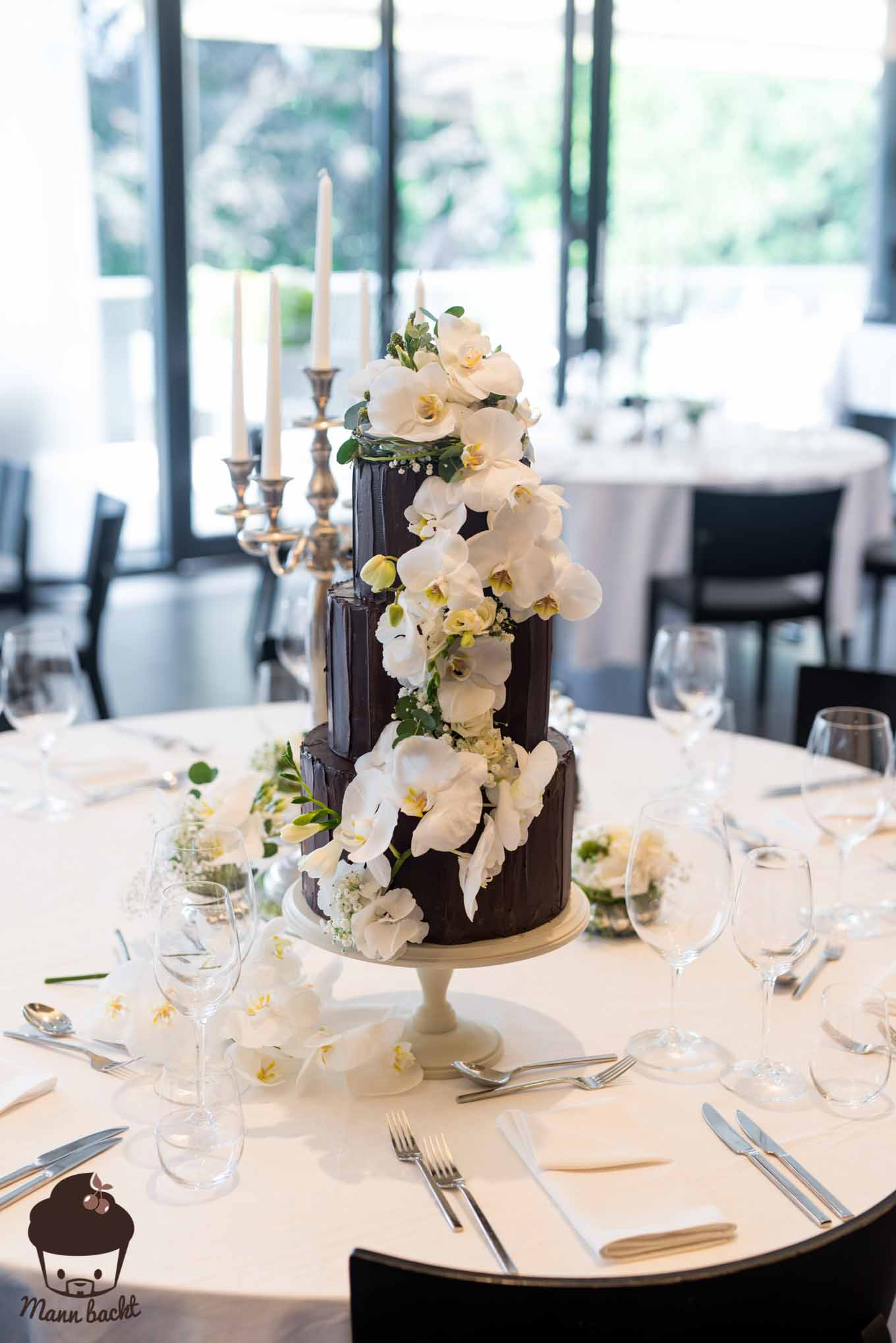 Mann backt Hochzeitstorte mit Orchideen Wedding Cake Orchids (1 von 7)