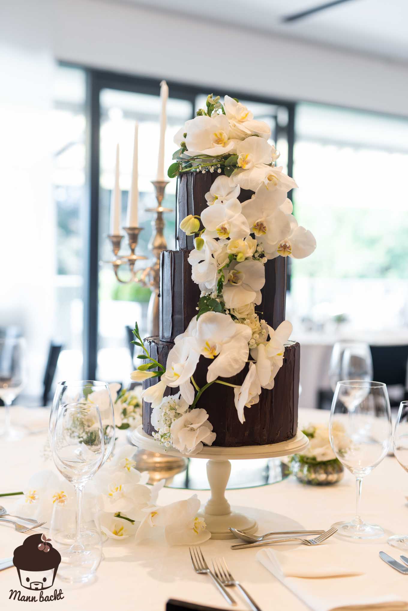 Mann backt Hochzeitstorte mit Orchideen Wedding Cake Orchids (2 von 7)