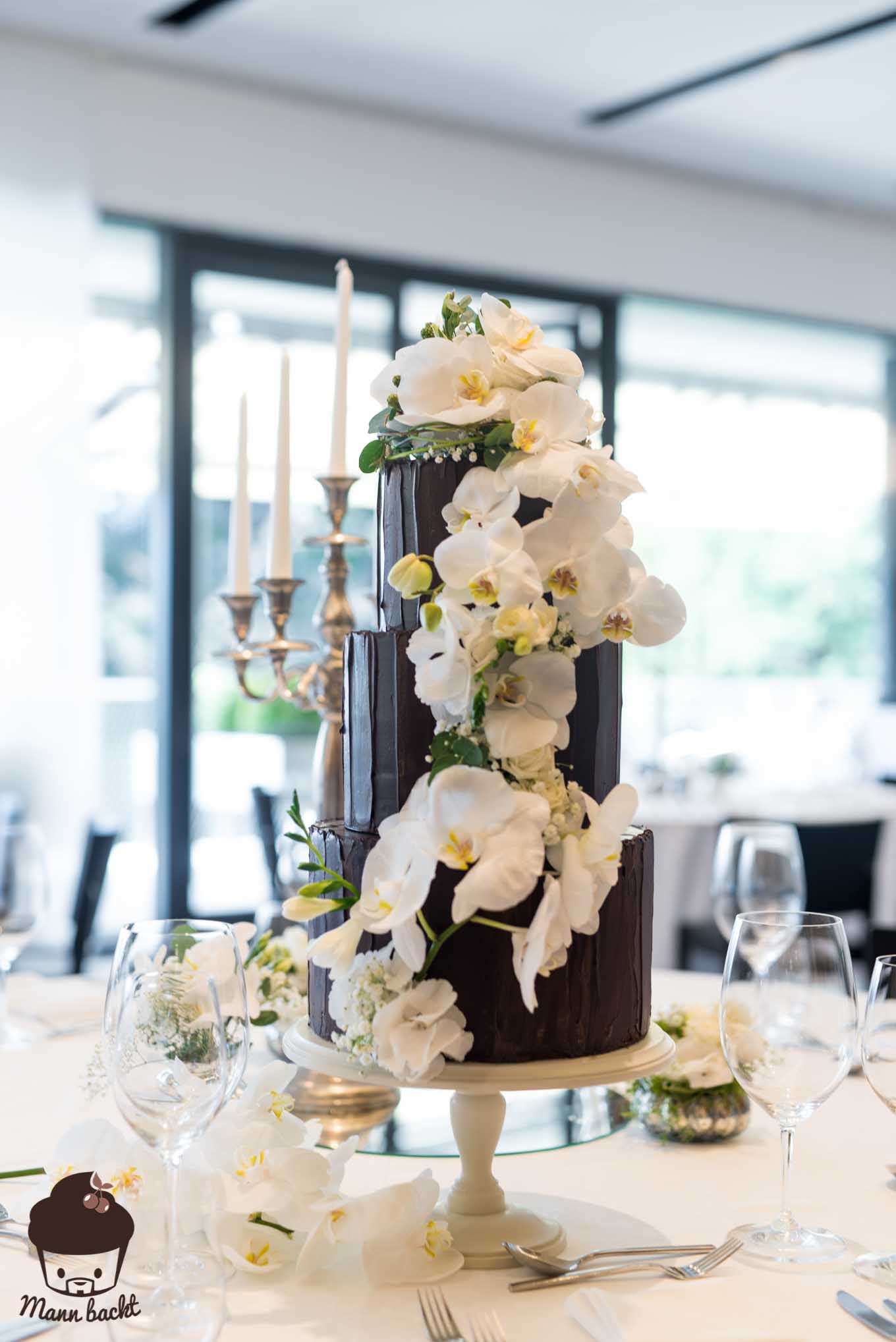 Mann backt Hochzeitstorte mit Orchideen Wedding Cake Orchids (3 von 7)