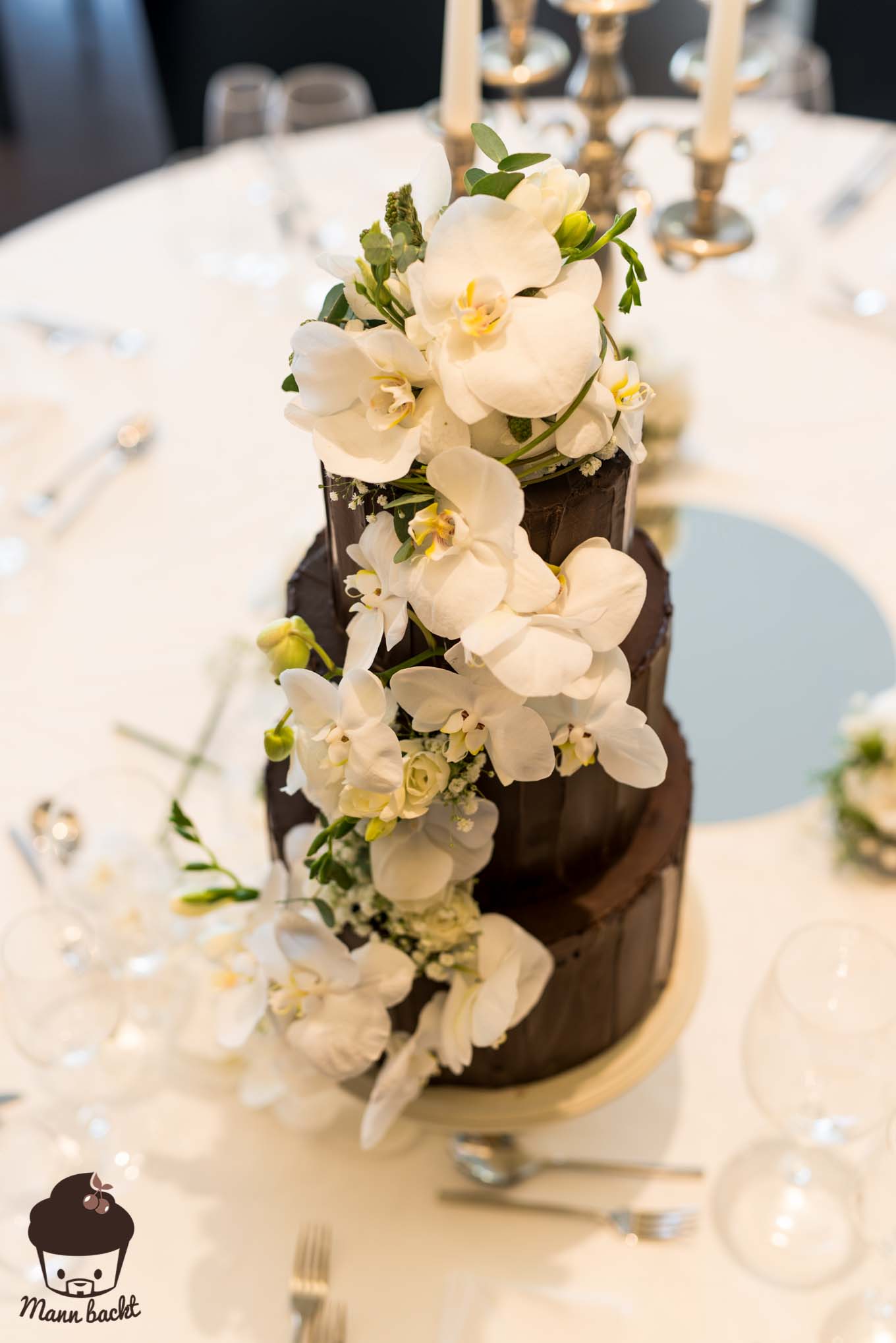 Mann backt Hochzeitstorte mit Orchideen Wedding Cake Orchids (4 von 7)