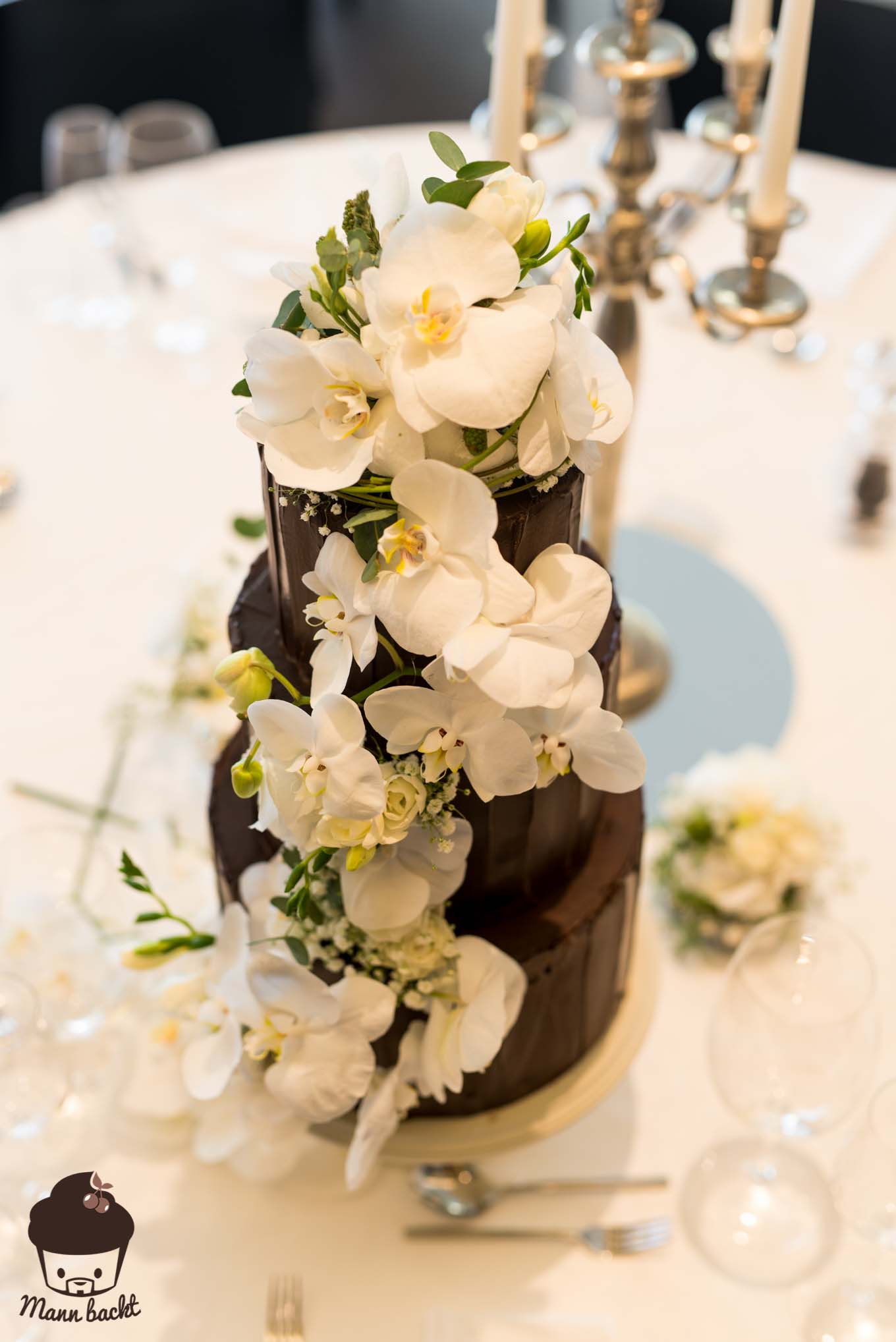 Mann backt Hochzeitstorte mit Orchideen Wedding Cake Orchids (5 von 7)