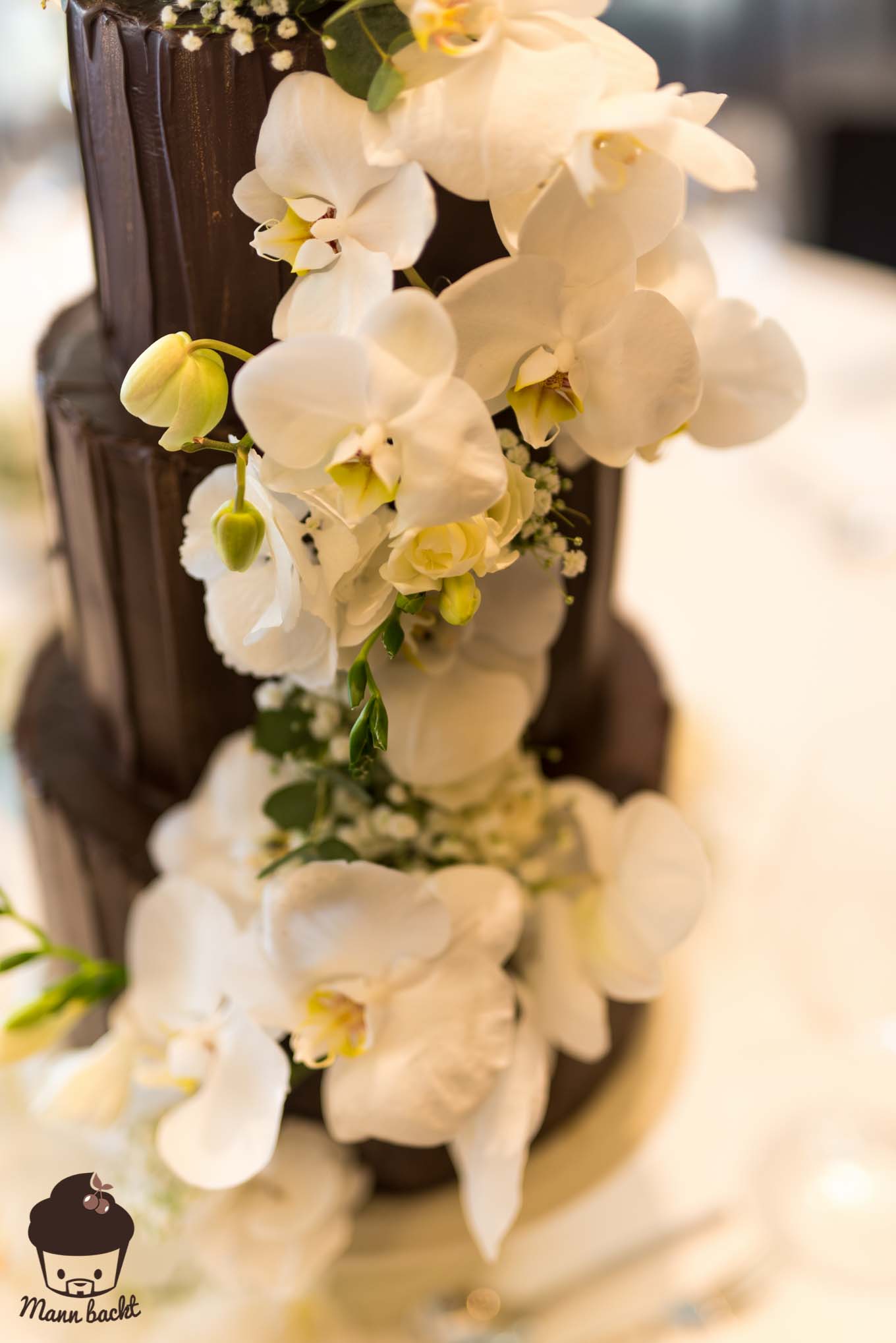 Mann backt Hochzeitstorte mit Orchideen Wedding Cake Orchids (6 von 7)