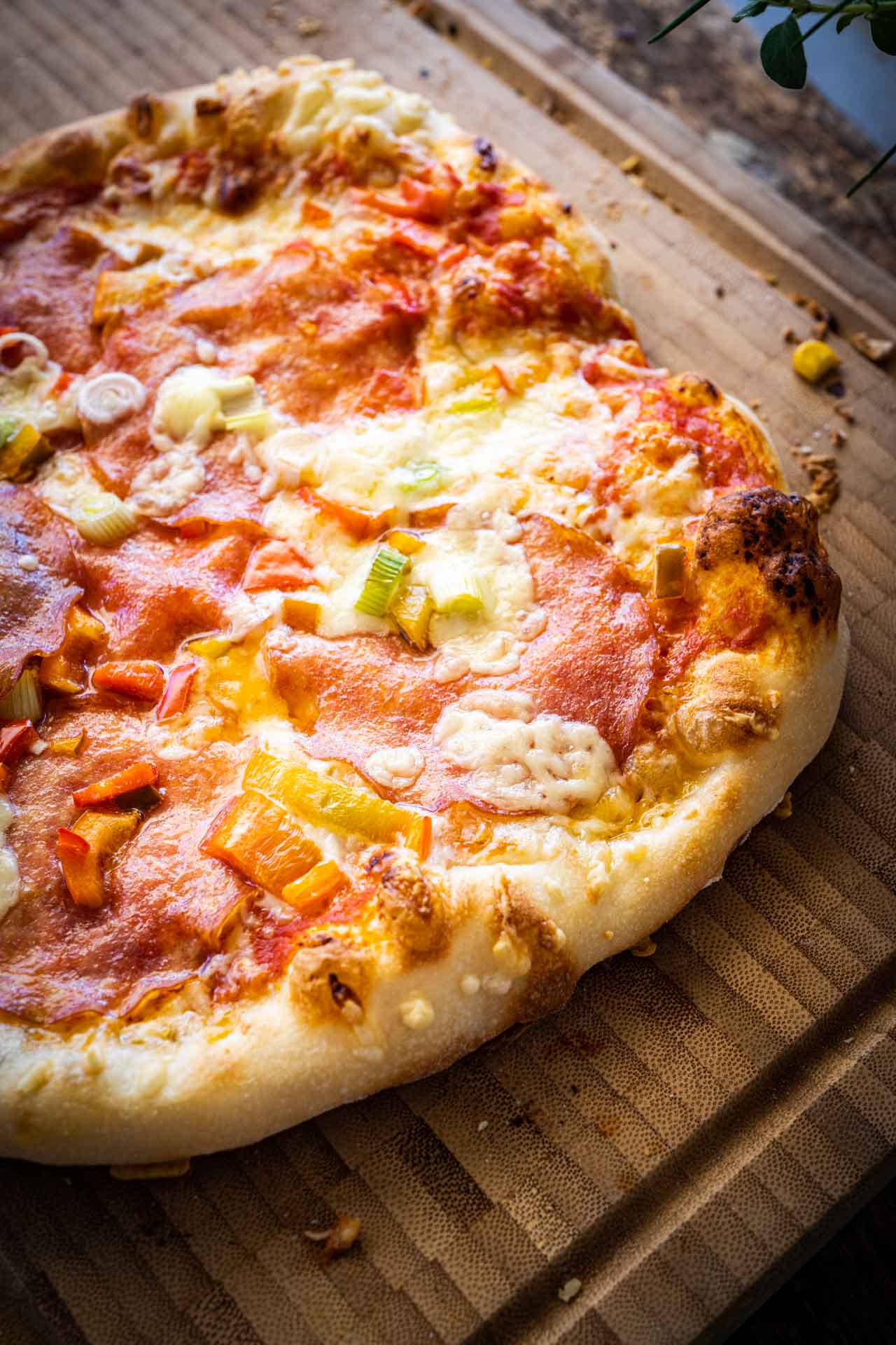 Pizzateig Rezept - Perfekte Pizza backen - Mann backt