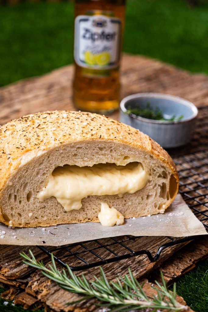 Cheesebread - Brot mit Käsefüllung [Anzeige] - Mann backt