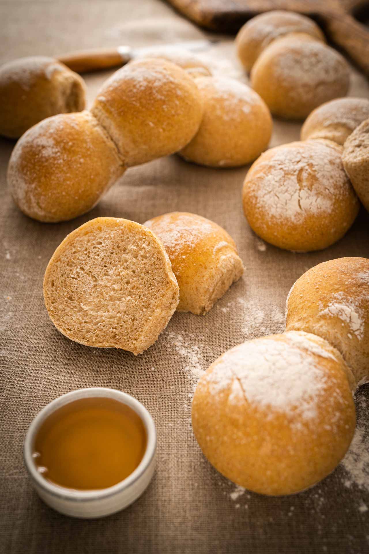 Dinkel-Vollkornbrötchen - einfaches Rezept mit Vorteig - Mann backt