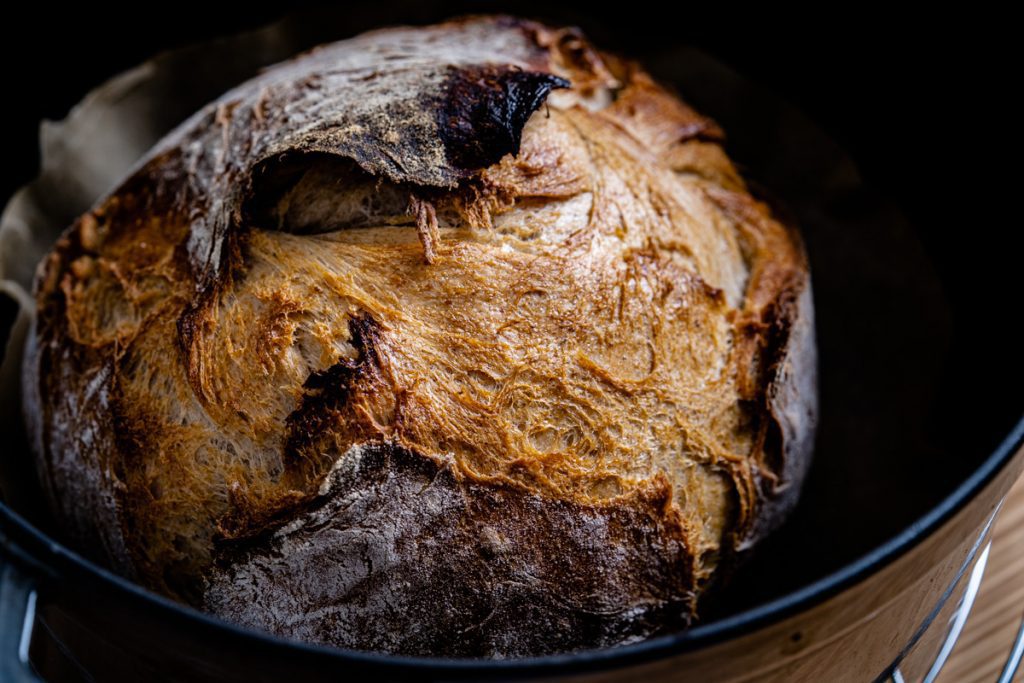 No-Knead Dinkelbrot - Gelingsicheres Brot für jeden Tag - Mann backt