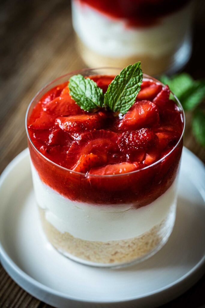 Cheesecake im Glas mit Erdbeeren