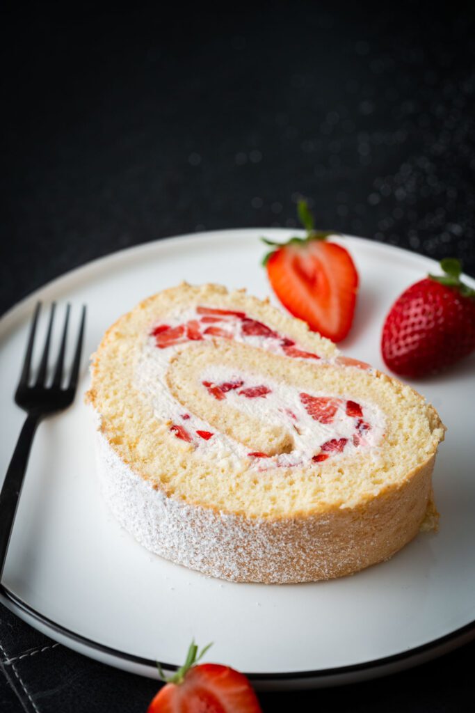 Biskuitroulade mit frischen Erdbeeren - Mann backt