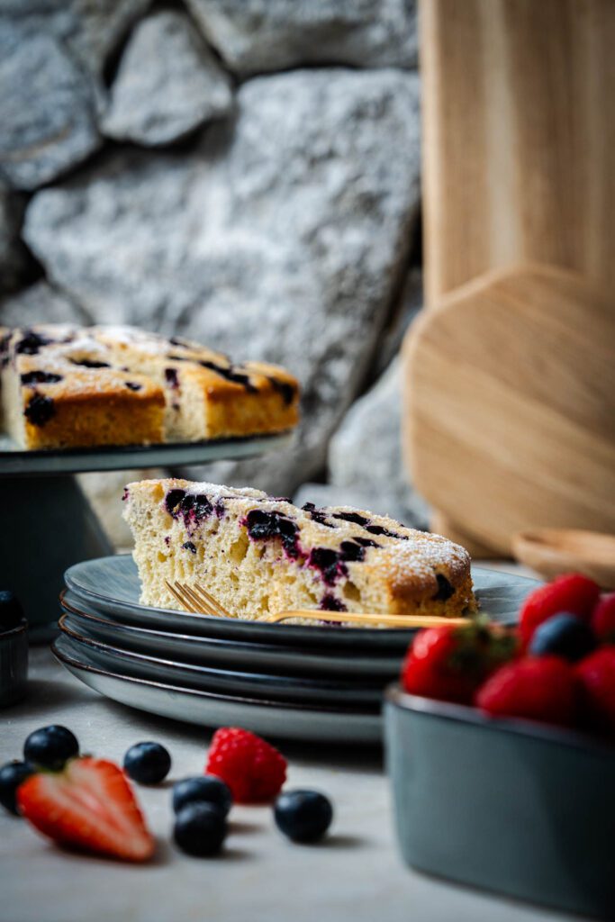 Anschnitt eines saftigen Buttermilchkuchens mit Obst